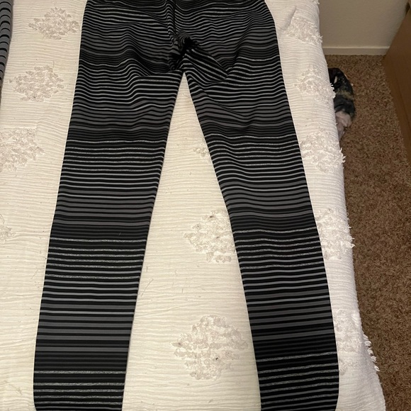2 pairs of athletica leggings for sale. - Picture 3 of 7